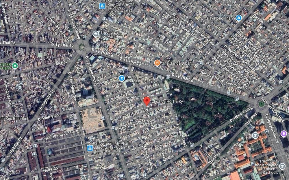 A bustling wholesale flower hub located in Alley 52, Ho Thi Ky Street